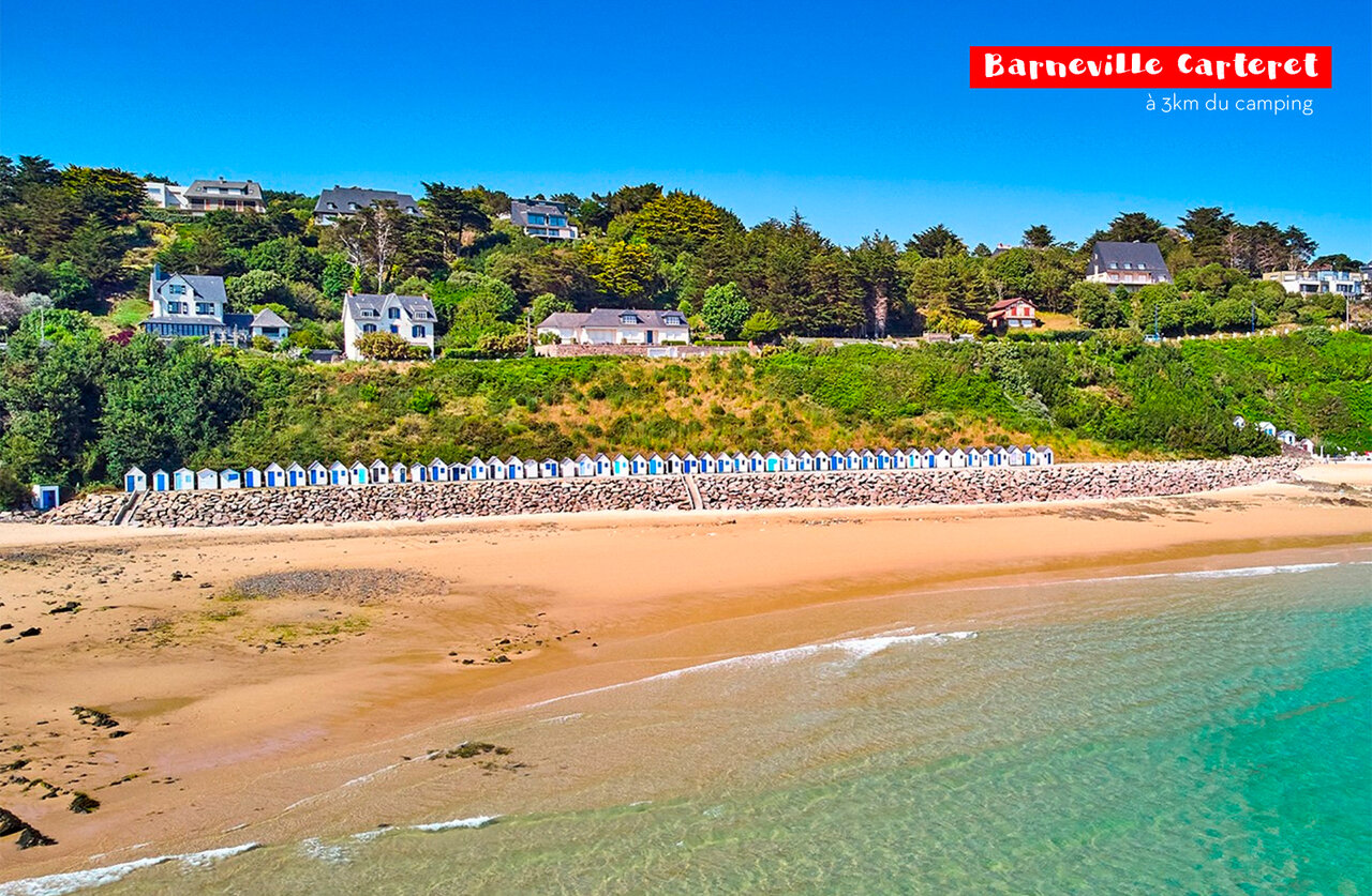 Playa de Barneville Carteret con caba�as, un lugar para visitar en Normand�a.