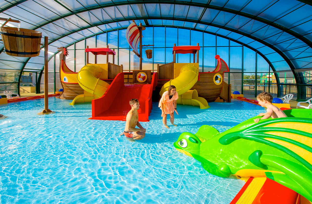 Piscina cubierta, juegos acu�ticos, toboganes en el camping CAPFUN Vikings en Saint Jean de la Rivi�re.