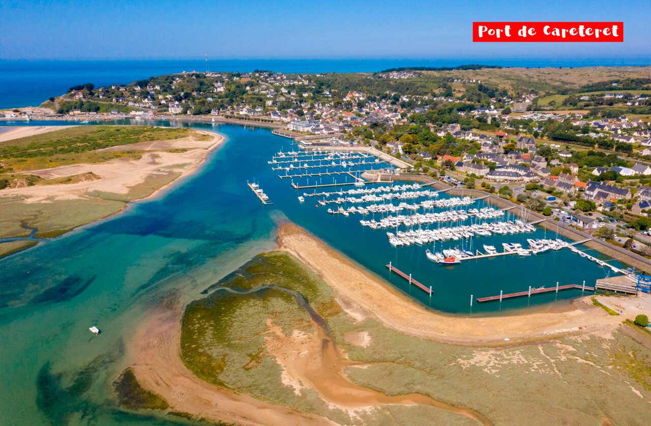 Puerto de Carteret, marina con barcos y estuario pintoresco en Normand�a.