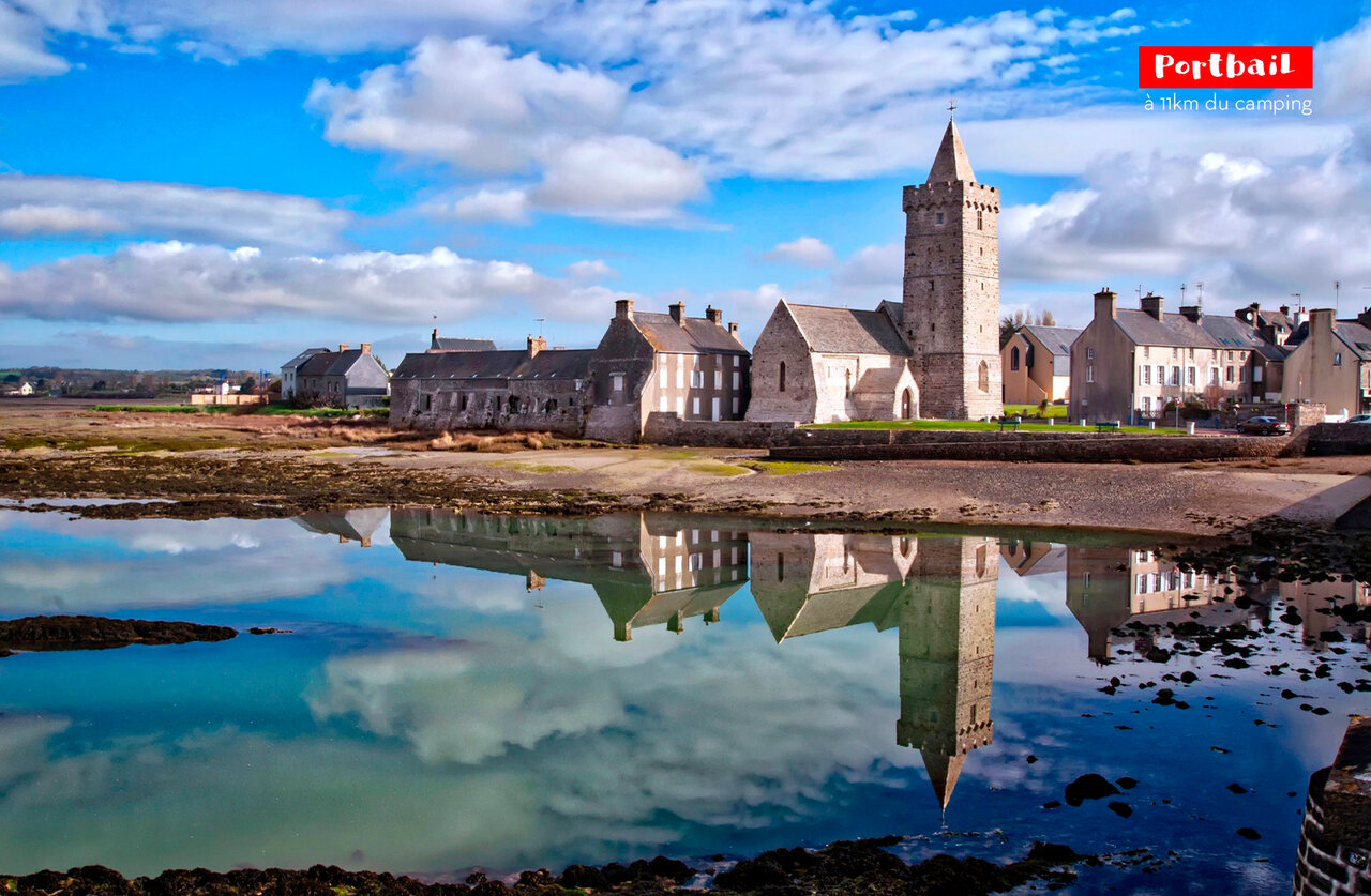 Pueblo de Portbail con su iglesia hist�rica y reflejo, para visitar en Normand�a.
