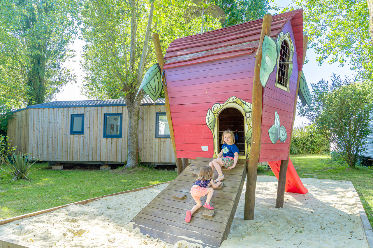 Casita de juegos para ni�os, Mobil-home en el camping CAPFUN Vikings en Saint Jean de la Rivi�re.