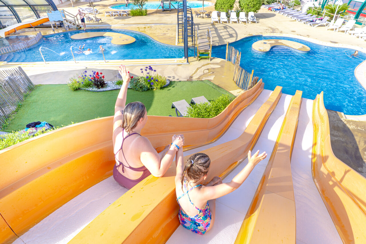 Gran tobog�n acu�tico y piscinas exteriores en camping CAPFUN Vikings en Saint Jean de la Rivi�re (50).