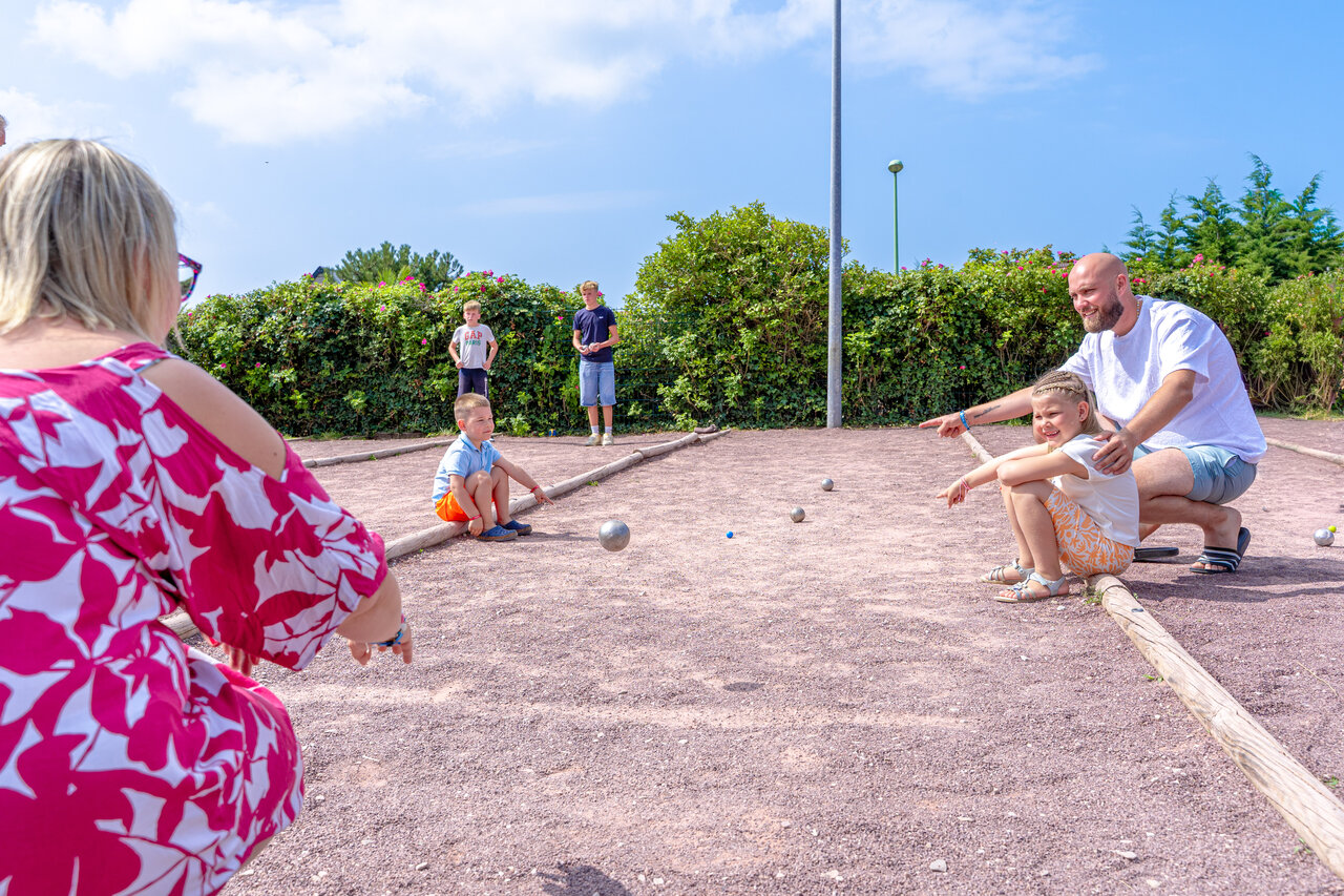 Familia jugando a la petanca en el camping CAPFUN Vikings, Saint Jean de la Rivi�re.