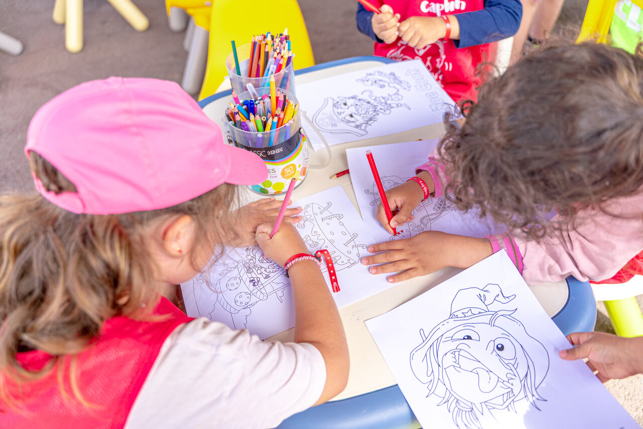 Ni�os coloreando dibujos en el camping CAPFUN Vikings en Saint Jean de la Rivi�re (50).