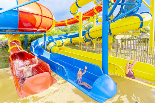 Toboganes acu�ticos gigantes coloridos con campistas en el camping CAPFUN Vikings.