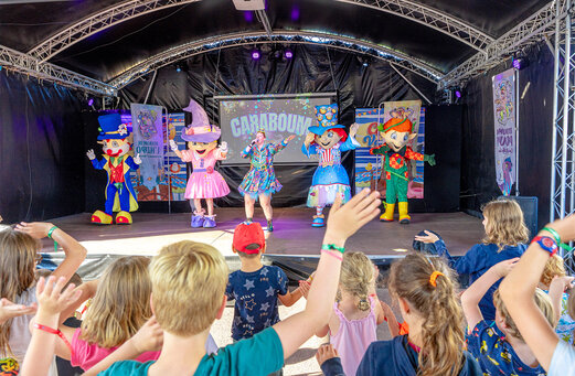 Espect�culo de animaci�n con mascotas y ni�os en el camping CAPFUN Vikings en Saint Jean de la Rivi�re (50).