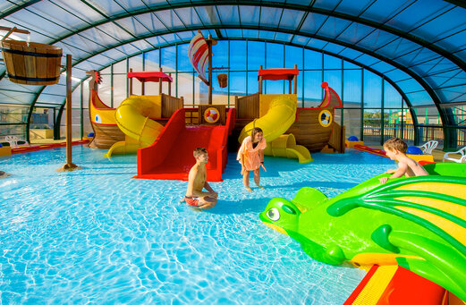Piscina cubierta, toboganes, juegos en el camping CAPFUN Vikings en Saint Jean de la Rivi�re (50).