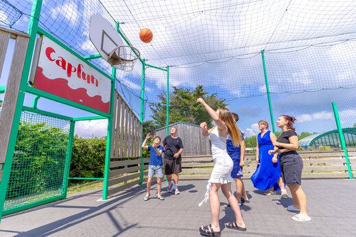 Cancha multideportiva con baloncesto en camping CAPFUN Vikings en Saint Jean de la Rivi�re.