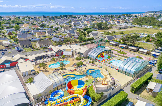 Vista a�rea del parque acu�tico con piscinas y toboganes en el camping CAPFUN Vikings en Saint Jean de la Rivi�re (50).