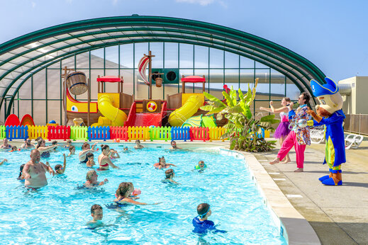 Piscina cubierta con juegos acu�ticos barco pirata y animaci�n en el camping CAPFUN Vikings en Saint Jean de la Rivi�re (50).