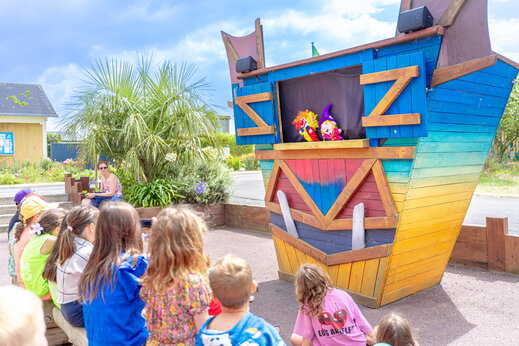 Espect�culo marionetas ni�os en el camping CAPFUN Vikings en Saint Jean de la Rivi�re (50).