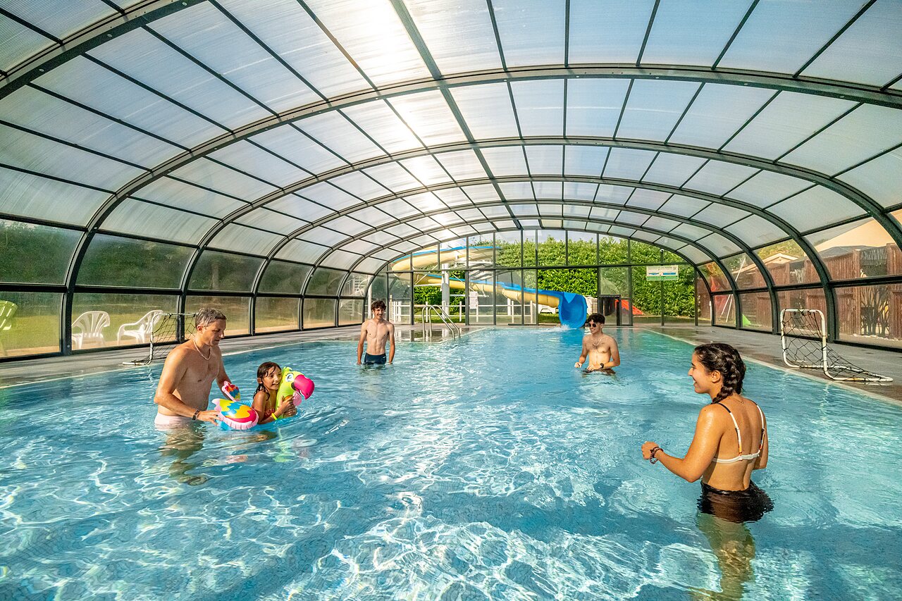 Piscina cubierta con tobog�n, CLICOCHIC Village des Meuniers en Dompierre-les-Ormes.