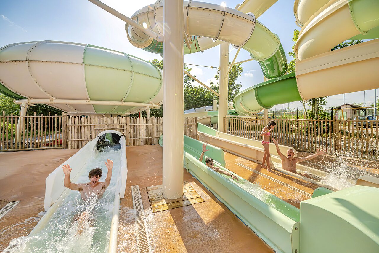 Piscina, toboganes en CLICOCHIC Village des Meuniers, Dompierre-les-Ormes (71).