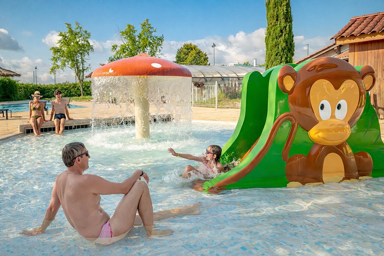 Piscina l�dica, tobog�n mono, seta rociadora en el camping CLICOCHIC Village des Meuniers.