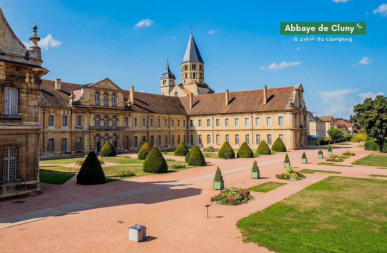 Abad�a de Cluny, monumento hist�rico en Borgo�a, para visitar cerca del camping.