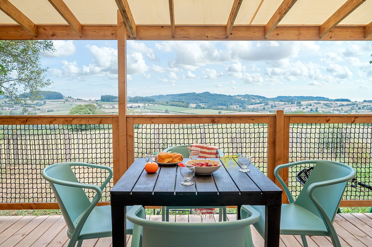 Terraza de Mobil-home con vista panor�mica, camping CLICOCHIC Village des Meuniers (71).