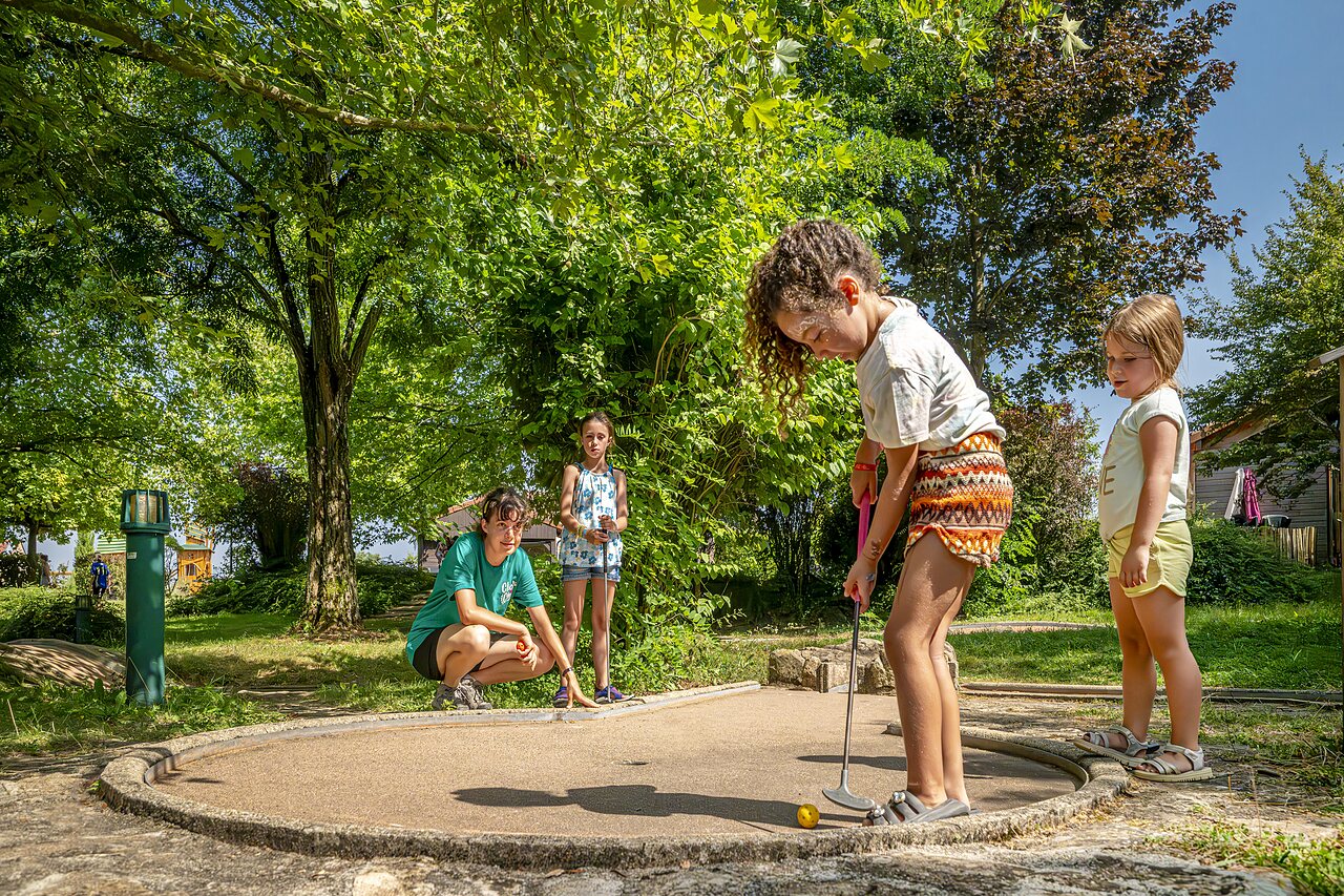 Mini-golf familiar con ni�os y adulto en el camping CLICOCHIC Village des Meuniers en Dompierre-les-Ormes (71).