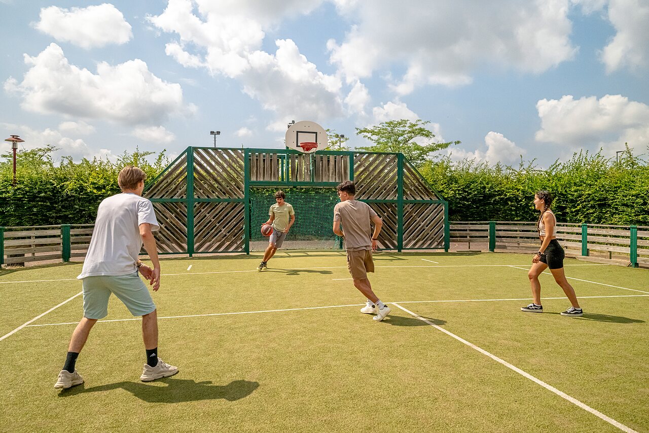 Baloncesto en cancha multideporte en el camping CLICOCHIC Village des Meuniers en Dompierre-les-Ormes (71).