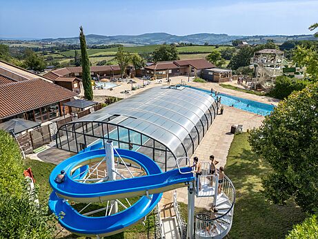 Tobogán acuático, piscinas exteriores y cubiertas en camping CLICOCHIC Village des Meuniers, Dompierre-les-Ormes (71).