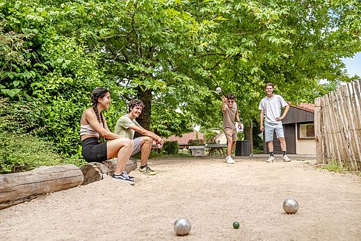 Petanca jóvenes en el camping CLICOCHIC Village des Meuniers en Dompierre-les-Ormes.