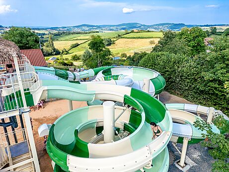 Toboganes acuáticos y parque de juegos de agua en el camping CLICOCHIC Village des Meuniers en Dompierre-les-Ormes.