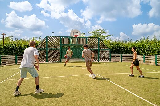 Cancha multideporte, jóvenes baloncesto en camping CLICOCHIC Village des Meuniers.