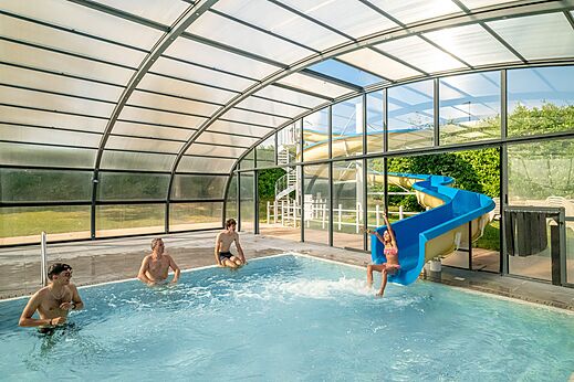 Piscina cubierta con tobogán en CLICOCHIC Village des Meuniers, Dompierre-les-Ormes (71).