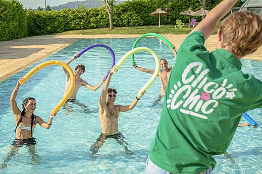 Animación acuática en piscina exterior en el camping CLICOCHIC Village des Meuniers en Dompierre-les-Ormes (71).