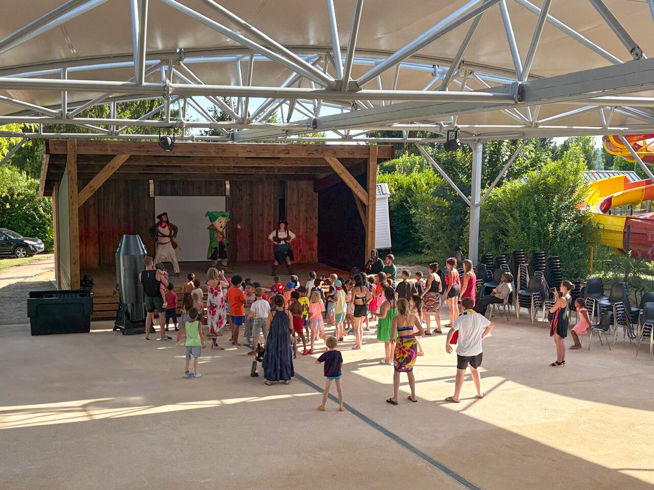 Espect�culo infantil en escenario exterior, camping CAPFUN Le Village Parisien, VARREDDES (77).