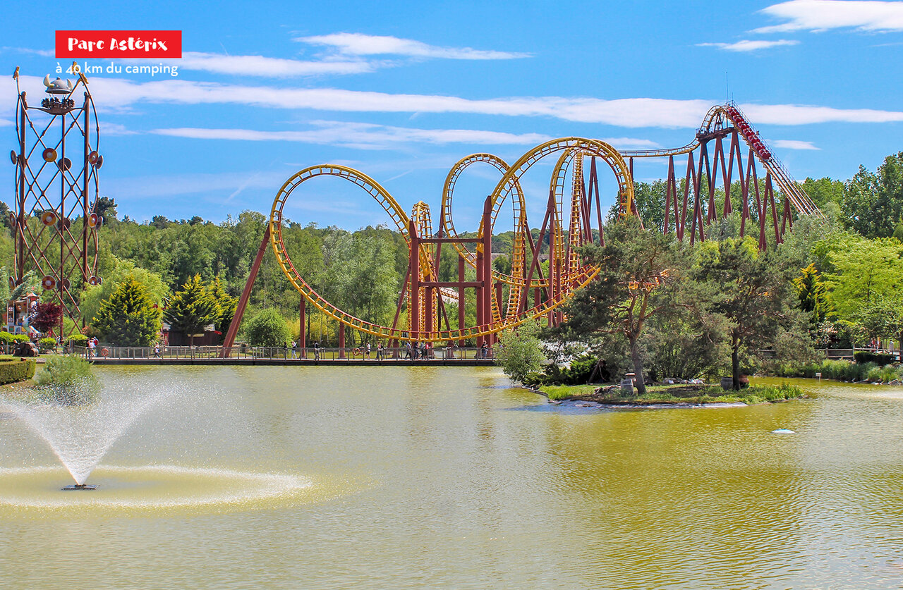 Monta�as rusas espectaculares y atracciones acu�ticas en Parc Ast�rix, cerca de Varreddes.