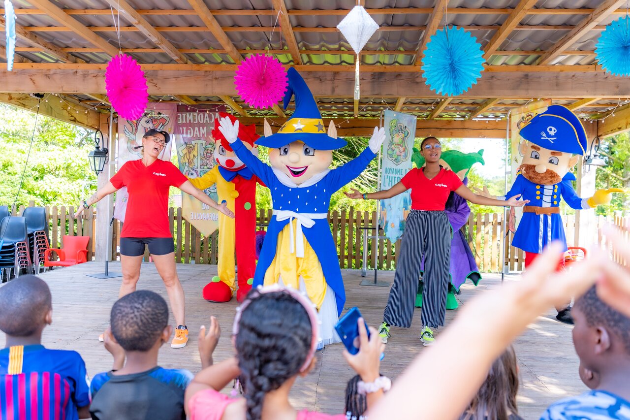 Espect�culo de animaci�n con mascotas en CAPFUN Le Village Parisien (77).