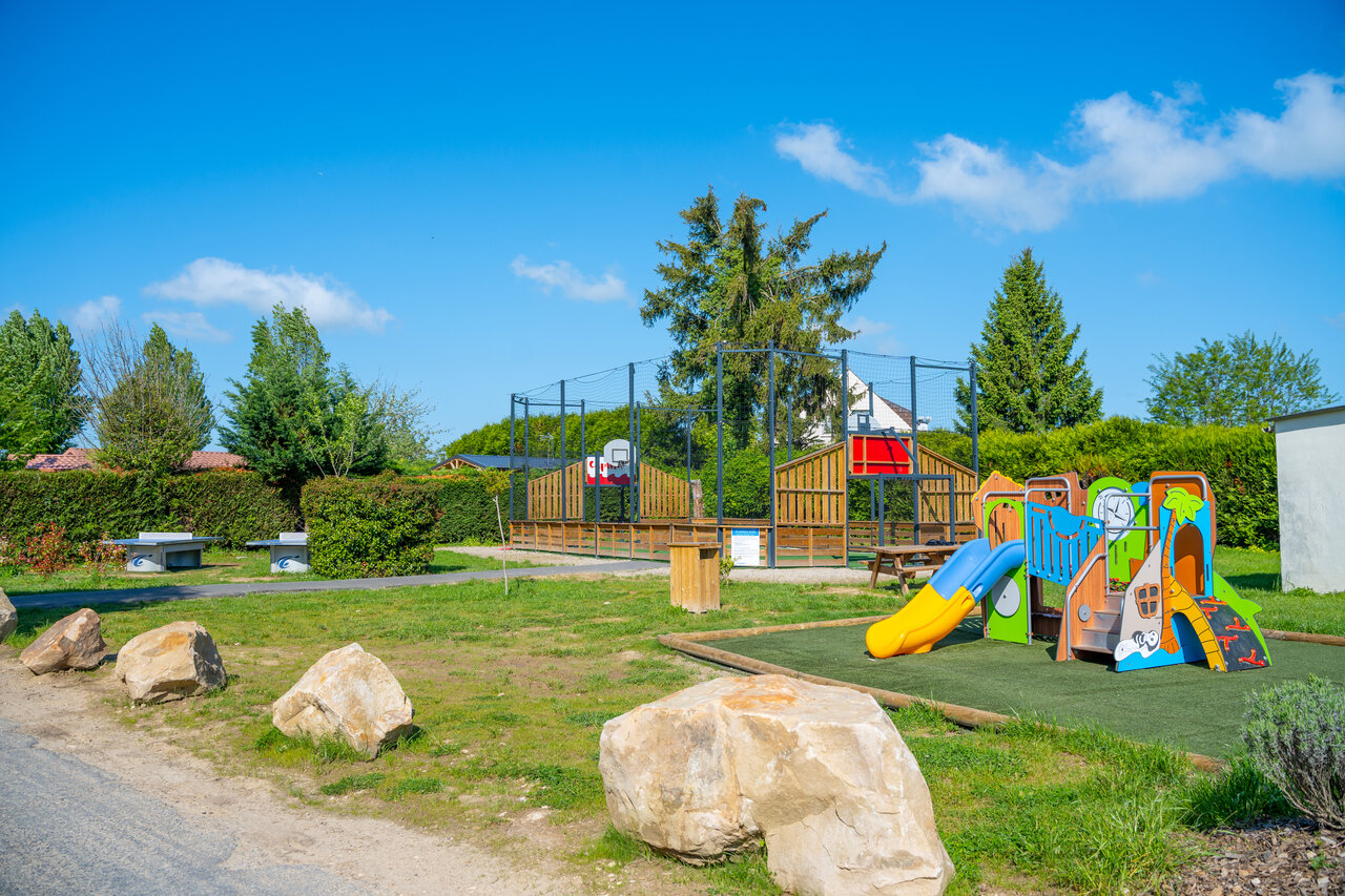 Zona de juegos infantil, cancha multideporte y mesas de ping-pong en camping CAPFUN Le Village Parisien en VARREDDES (77).