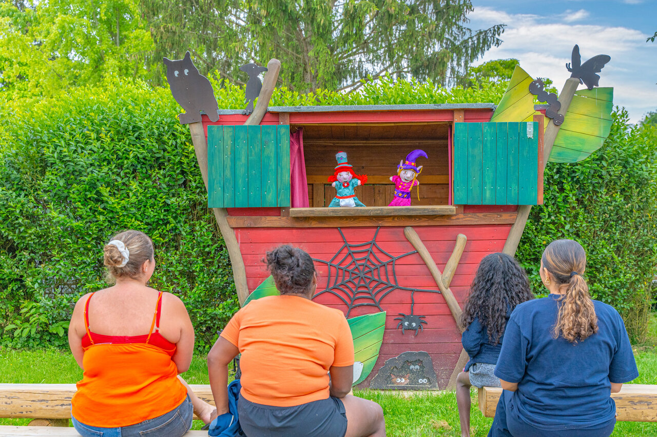 Espect�culo de marionetas para ni�os y adultos en camping CAPFUN Le Village Parisien, VARREDDES.
