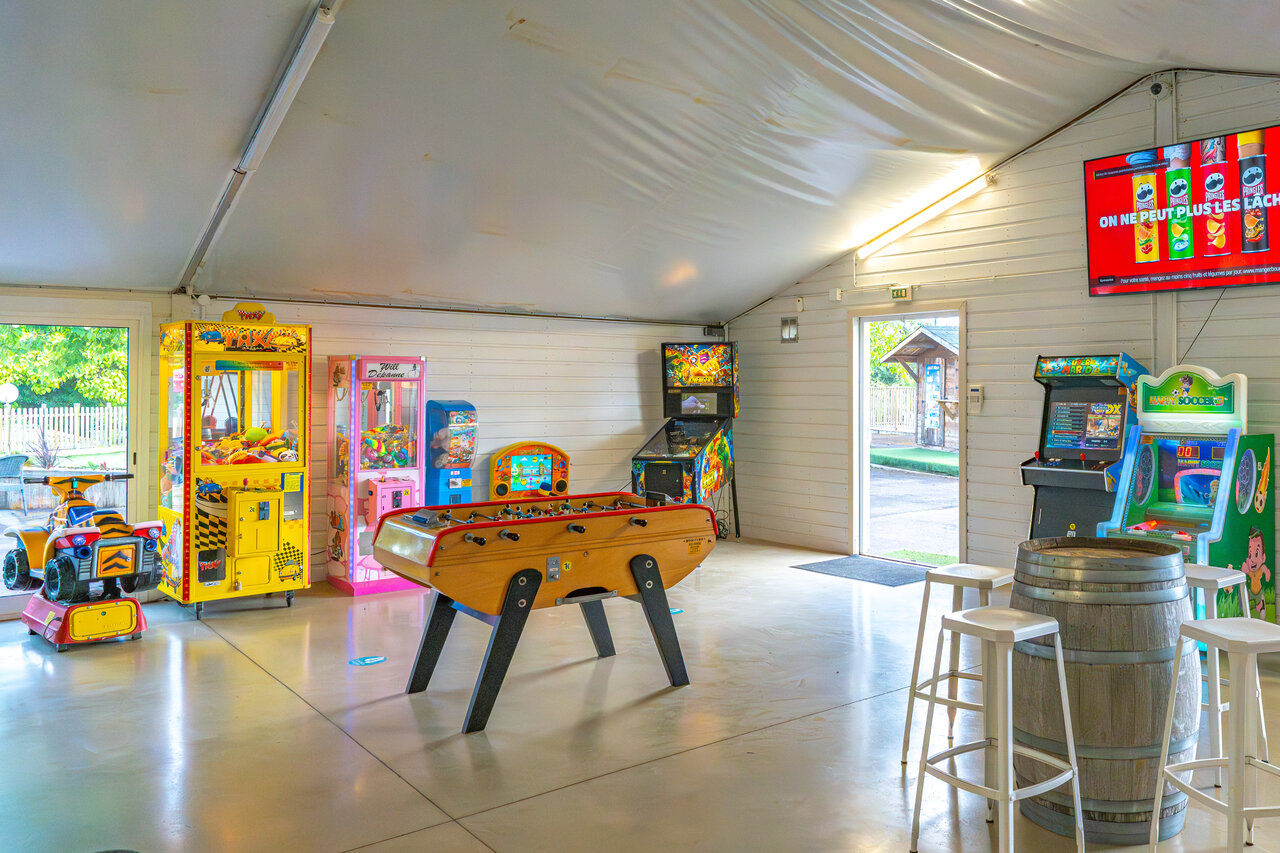 Juegos arcade, futbol�n en el camping CAPFUN Le Village Parisien en VARREDDES (77).