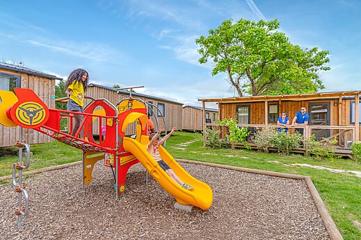 Parque infantil con tobogán, casas móviles, camping CAPFUN Le Village Parisien (77).
