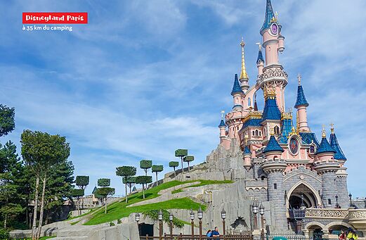 Castillo de la Bella Durmiente en Disneyland París, atracción turística cerca de Marne-la-Vallée.