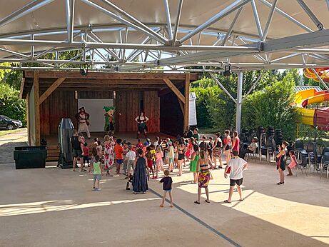 Espectáculo infantil en escenario exterior cubierto en camping CAPFUN Le Village Parisien en VARREDDES (77).