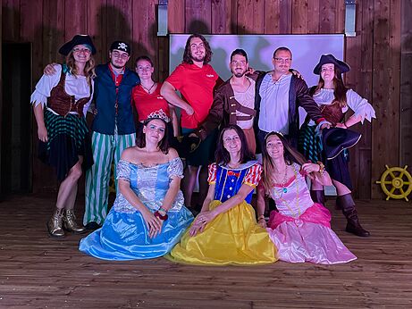 Equipo de animación disfrazado de piratas y princesas en el escenario del camping CAPFUN Le Village Parisien en VARREDDES (77).