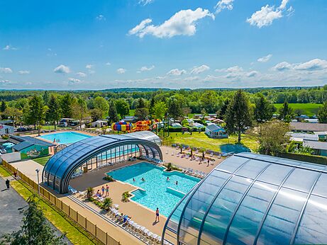 Piscinas cubiertas y exteriores, toboganes acuáticos en el camping CAPFUN Le Village Parisien en VARREDDES (77).