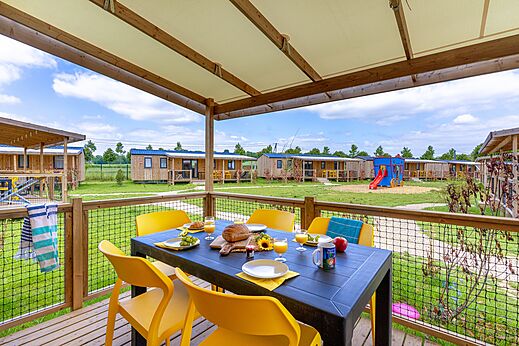 Terraza cubierta equipada, Mobil-homes modernos en el camping CAPFUN Le Village Parisien en VARREDDES (77).