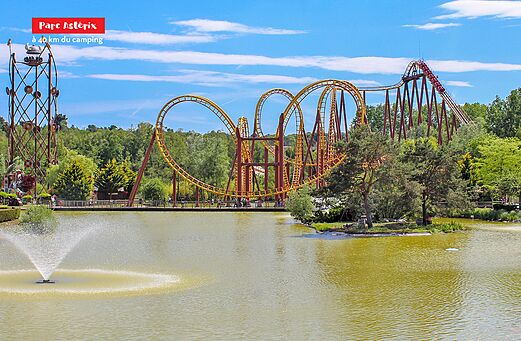 Montañas rusas y atracciones del Parque Astérix, parque temático a 40 km.