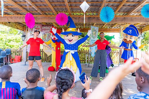 Animación con mascotas y espectáculo infantil en el camping CAPFUN Le Village Parisien en VARREDDES (77).