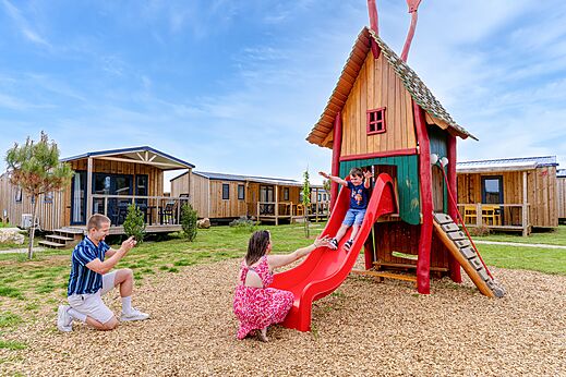 Tobogán y zona de juegos para niños en el camping CAPFUN Le Village Parisien.
