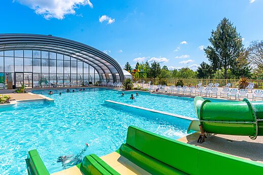 Piscina, tobogán acuático en el camping CAPFUN Le Village Parisien en VARREDDES (77).