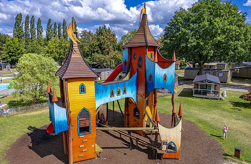Juego Carabouille - Parque infantil castillo colorido con toboganes en el camping CAPFUN Vlinderloo en Enschede.