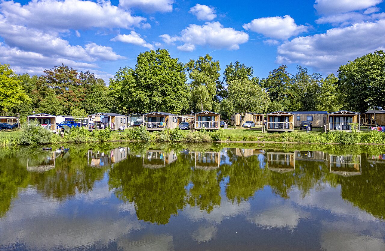 Mobil-homes de madera junto al lago, entorno natural, en el camping CAPFUN Vlinderloo en Enschede.