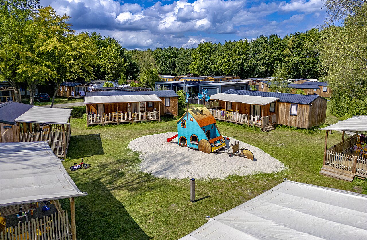 Zona de juegos colorida y Mobil-homes de madera en el camping CAPFUN Vlinderloo en Enschede.