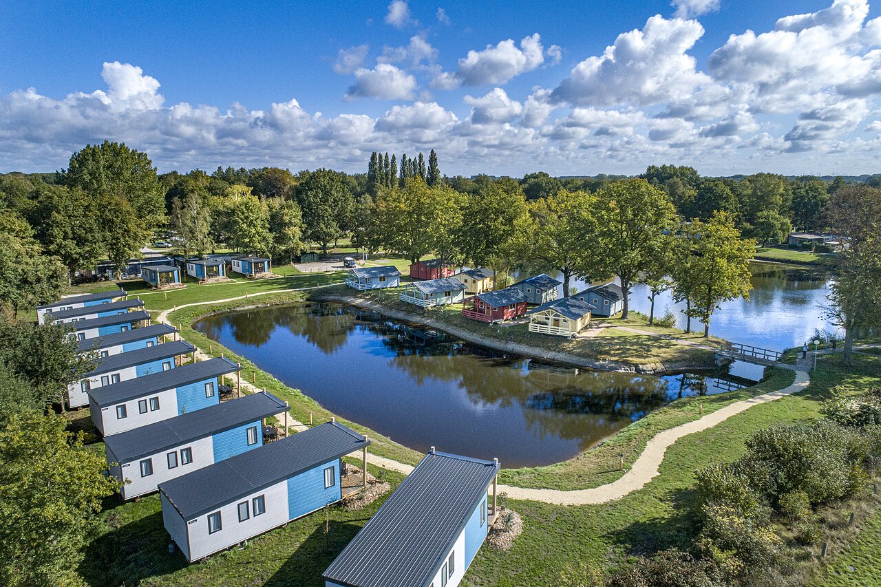 Vista a�rea de Mobil-homes modernos junto a un estanque, en el camping CAPFUN Vlinderloo en Enschede.