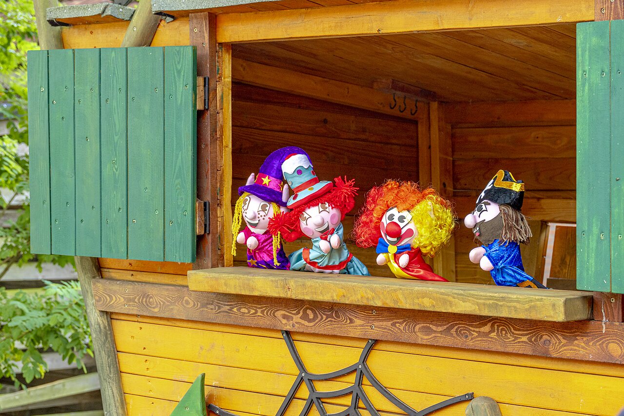 Espect�culo de marionetas con cuatro personajes coloridos en el camping CAPFUN Vlinderloo en Enschede.