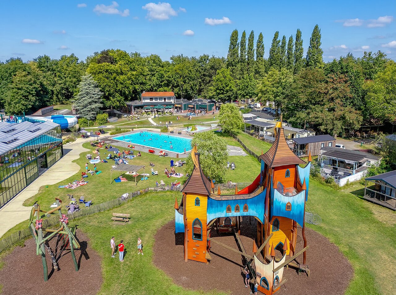 Gran castillo parque infantil, piscinas exterior e interior en camping CAPFUN Vlinderloo Enschede.
